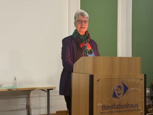 Christa Kirschbaum bei ihrem inspirierenden und nachdenklich machenden Vortrag in der Katholischen Akademie Fulda